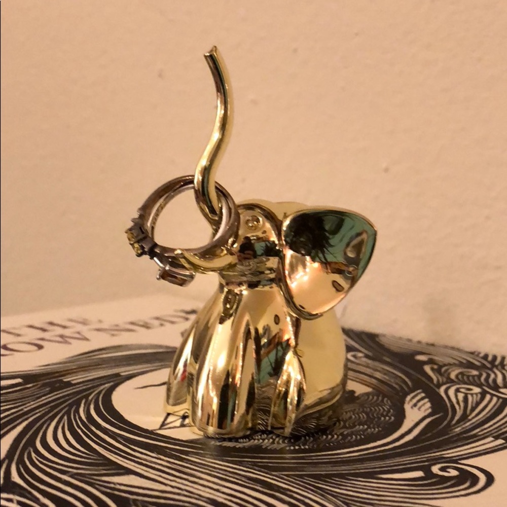 Elephant ring holder
